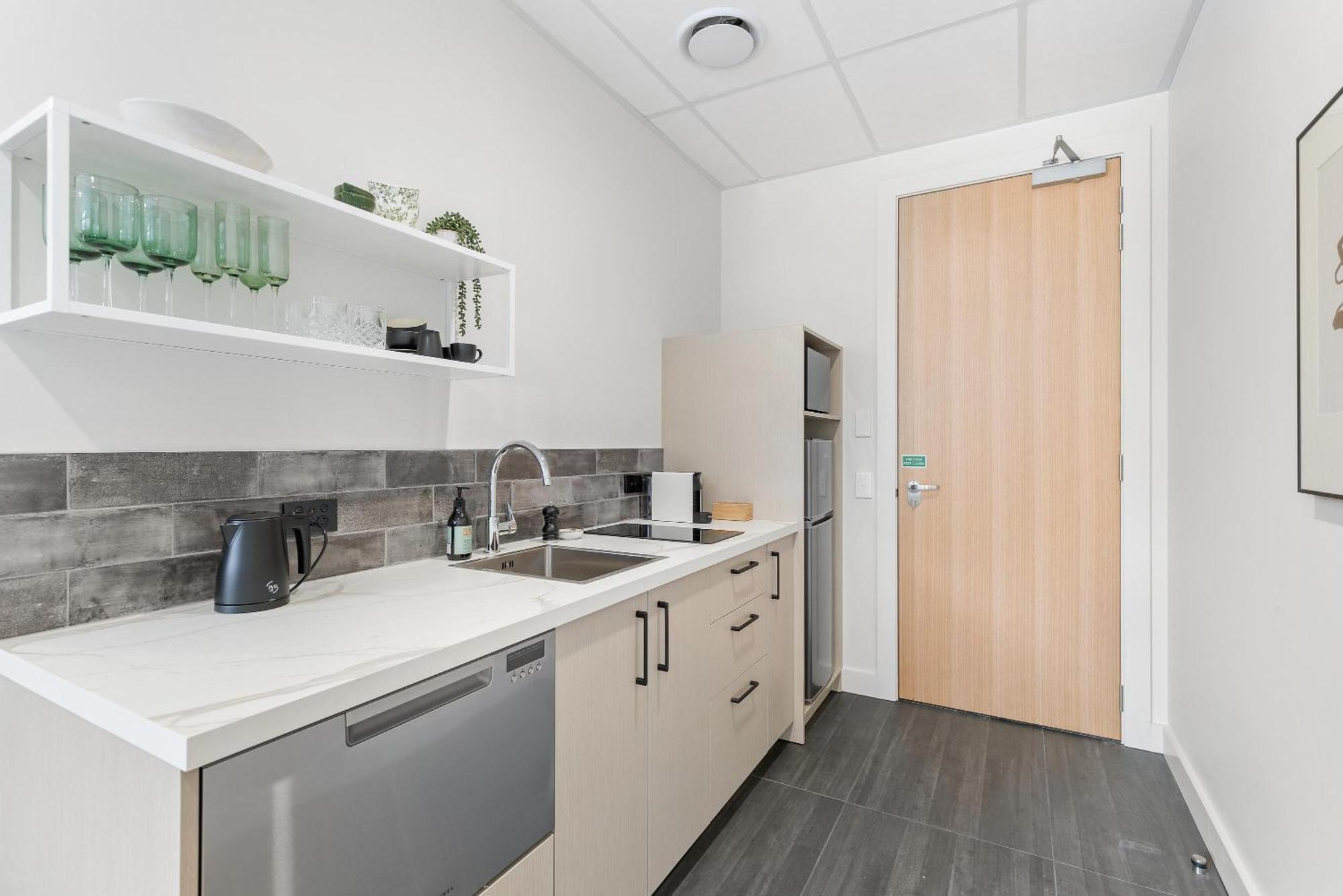 12Th Avenue Suites Квинстаун Экстерьер фото