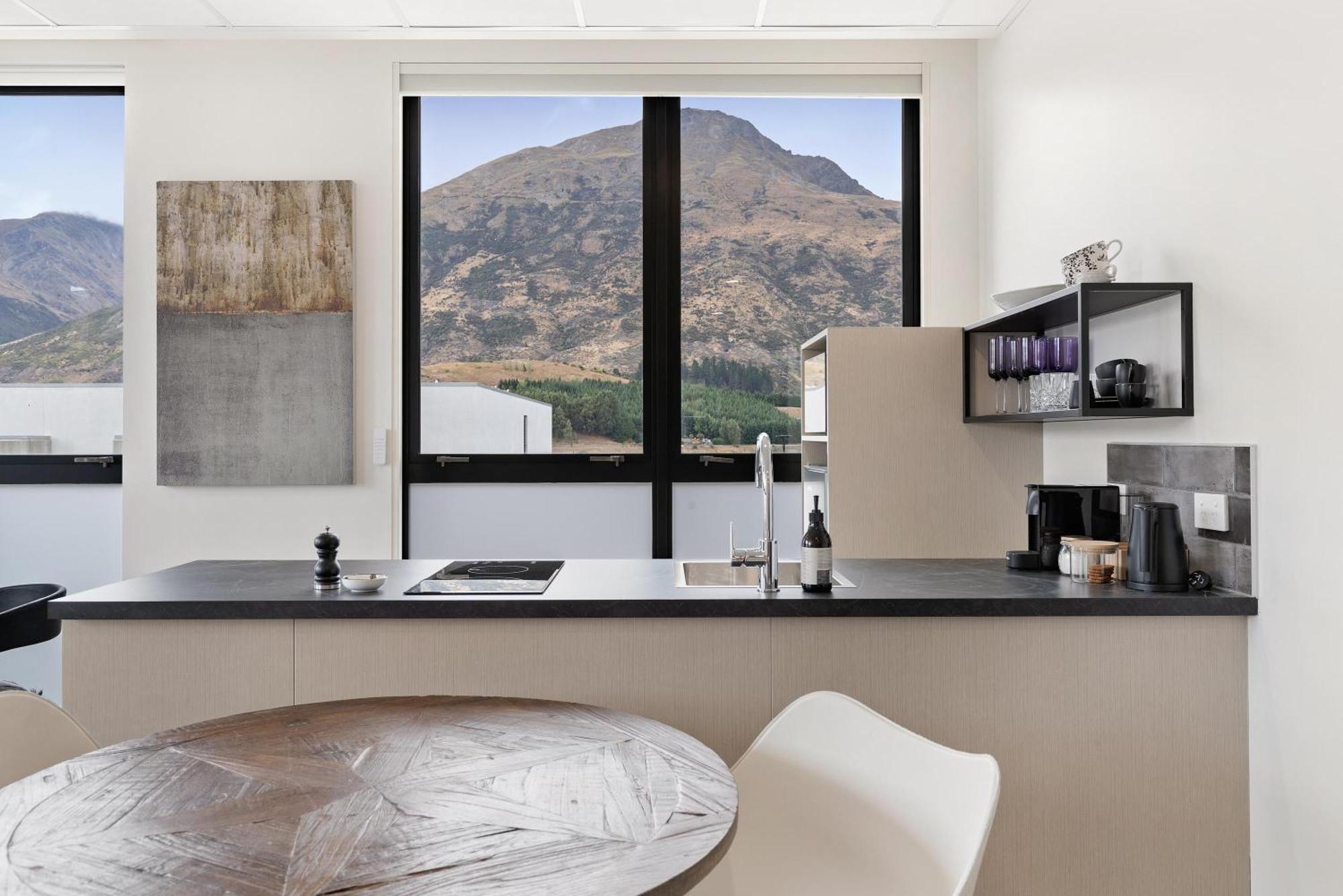 12Th Avenue Suites Квинстаун Экстерьер фото